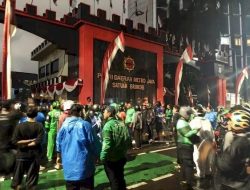 Massa Ojol Masih Bertahan di Mako Brimob Kwitang, Pos Polisi Dibakar
