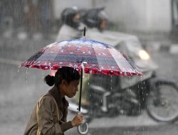 Sedia Payung, Sebagian Wilayah Jakarta Diguyur Hujan