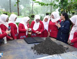 TP PKK Jakarta Timur Kunker ke PT East West Seed Indonesia